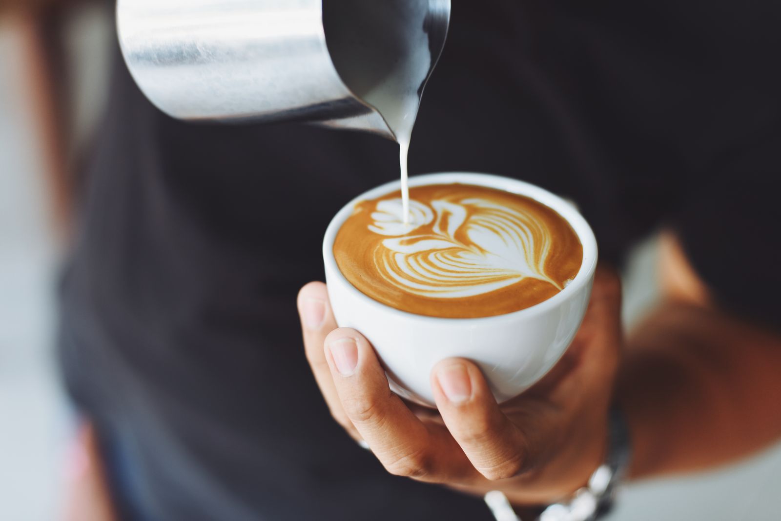 Barista preparando café en una cafetería