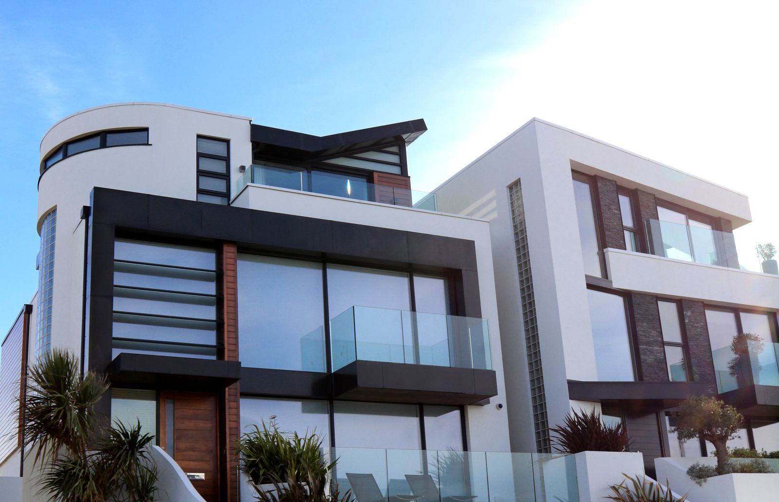 Fachada de vivienda contemporánea